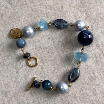 Smukt armbånd med sten og perler i mørkeblå nuancer fra Rabinovich